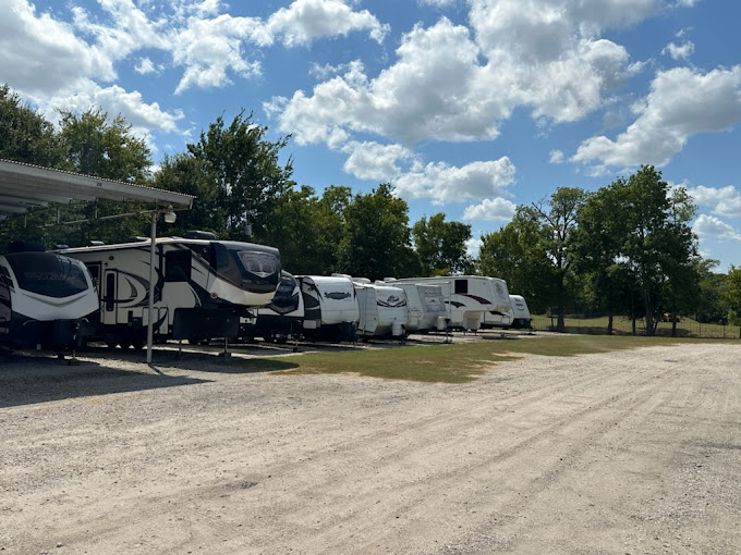 Covered and uncovered parking spaces for rvs/boats alvin tx